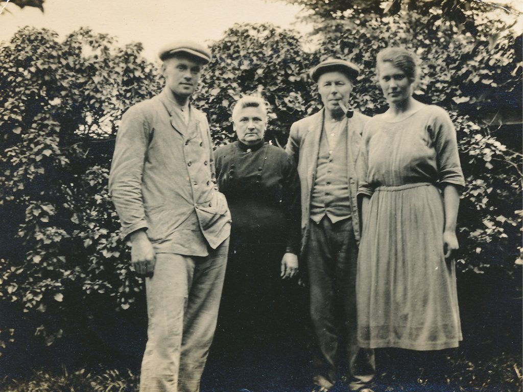 Dirk Nat, Trijntje Beers en twee van hun kinderen Cor en Gezina. Opname jaren dertig