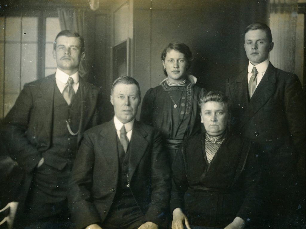 Dirk Nat en zijn gezin. Zittend Dirk Nat en Trijntje Beers, daarachter hun kinderen Jan, Gezina en Cor. Opname rond 1930
