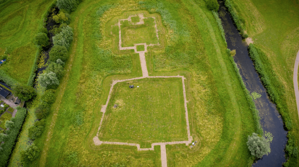 Plattegrond van kasteel de Nieuwburg zichtbaar gemaakt met bestrating