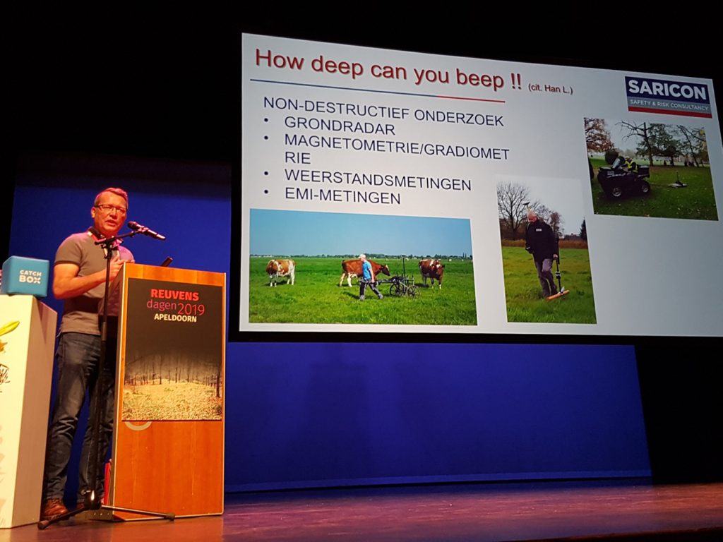 Ferry van den Oever van Saricon tijdens de lezing over de Alkmaarse kastelen op het jaarlijkse landelijke archeologiecongres in Apeldoorn