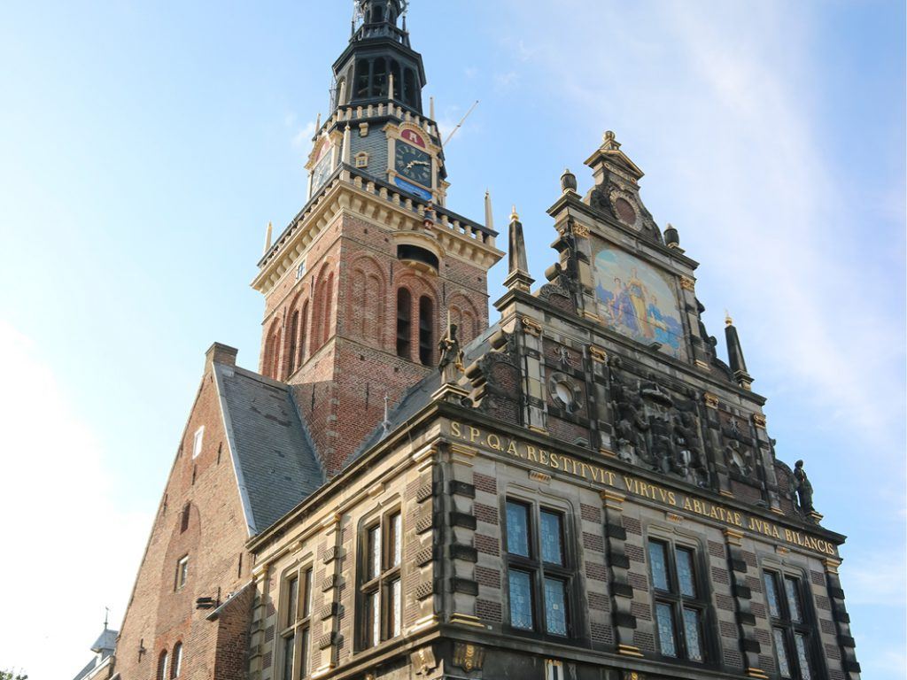 Ritske Velstra en Claudia Wijma over de geschiedenis van het Waaggebouw