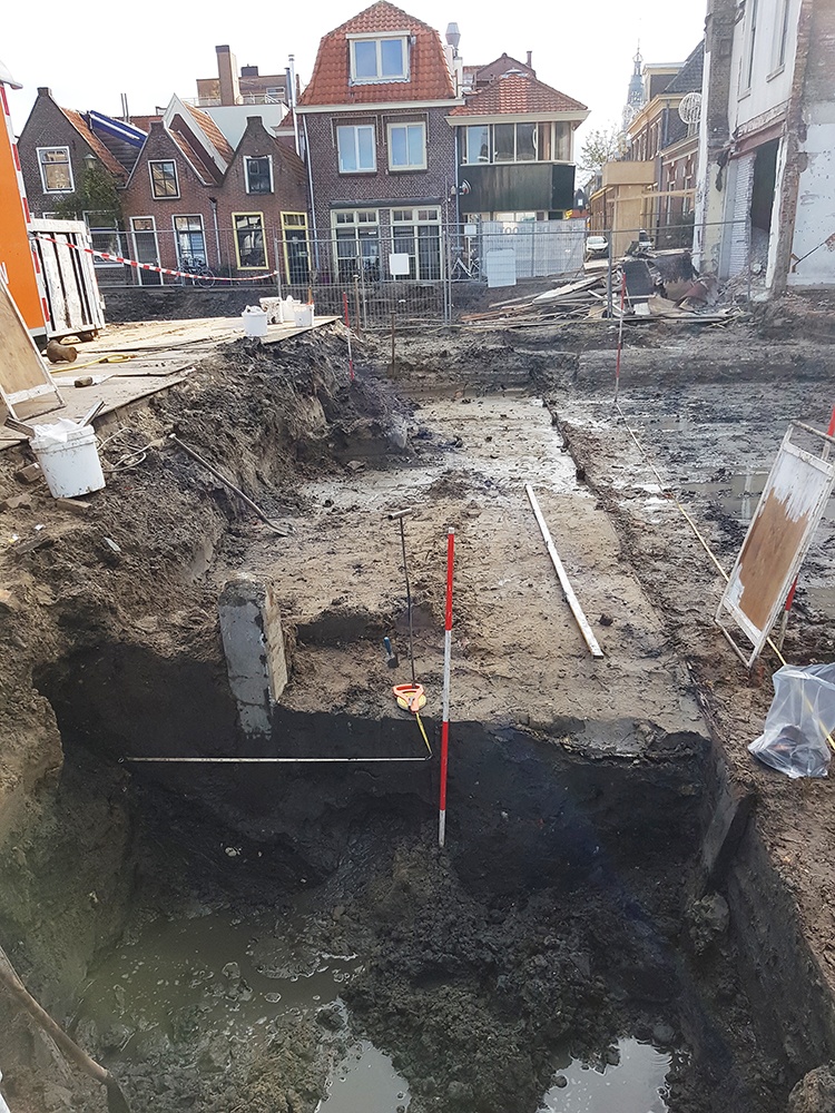 Doorsnede van de gracht rond het Doelenveld, met een beschoeiing en opvulling met zand uit circa 1800, vanuit het westen gezien