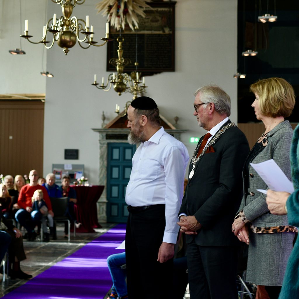 Burgemeester Bruinooge en zijn vrouw hebben met rabbijn Van Dijk de eerste stenen neergelegd in de Grote Kerk Schermerhorn. Foto: Noa Duizend