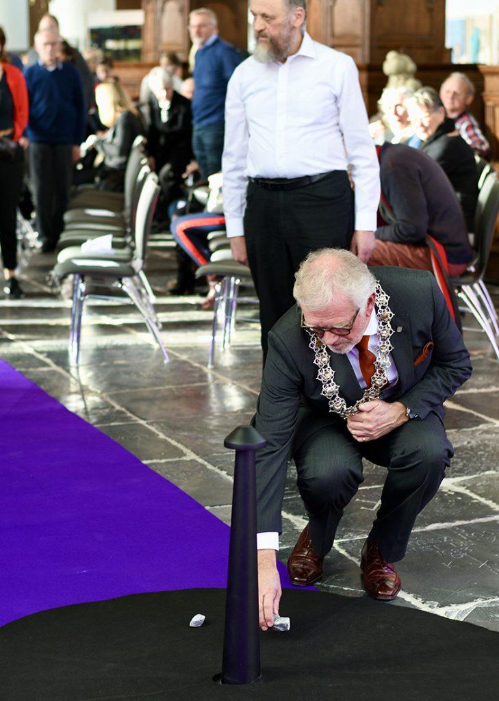 Burgemeester Piet Bruinooge legde zijn steen neer voor alle (nog) onbekende slachtoffers. Foto: Noa Duizend.