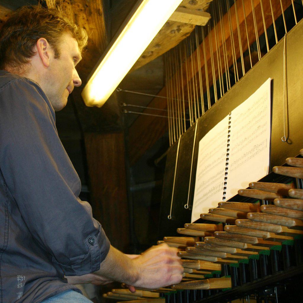 Christiaan Winter bespeelt het Carillon