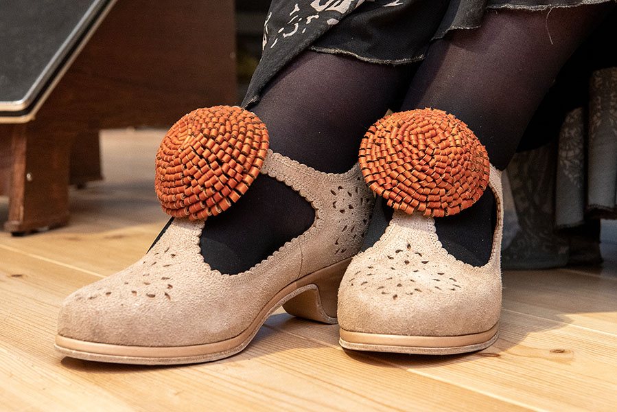 Damesschoenen kregen vroeger elk hun eigen, vaak opvallende sluiting in de vorm van een strik of pompon