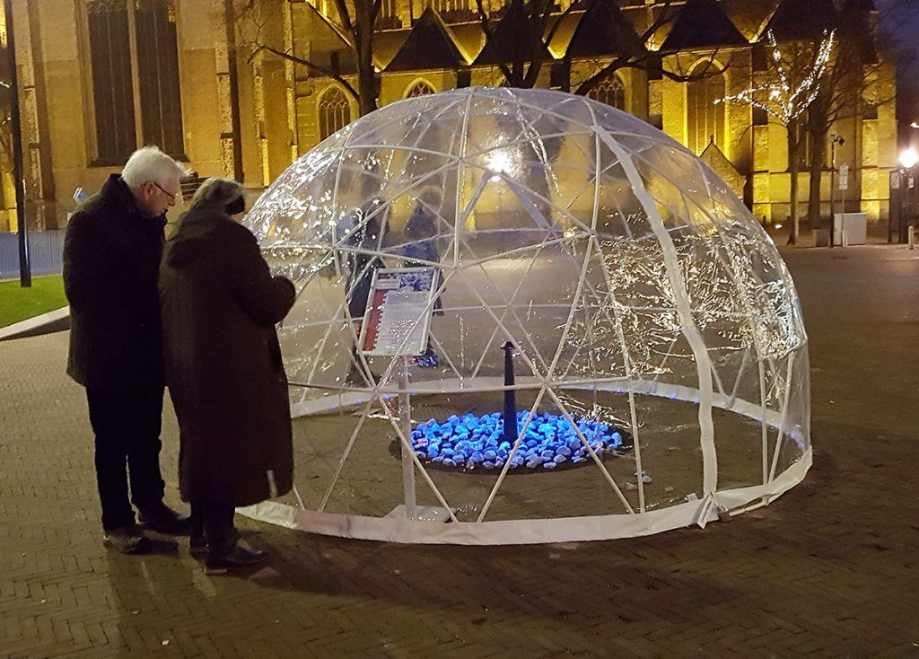 Herdenkingsmonument Levenslicht tentoongesteld op het Canadaplein. De stenen lichten af en aan blauw op.