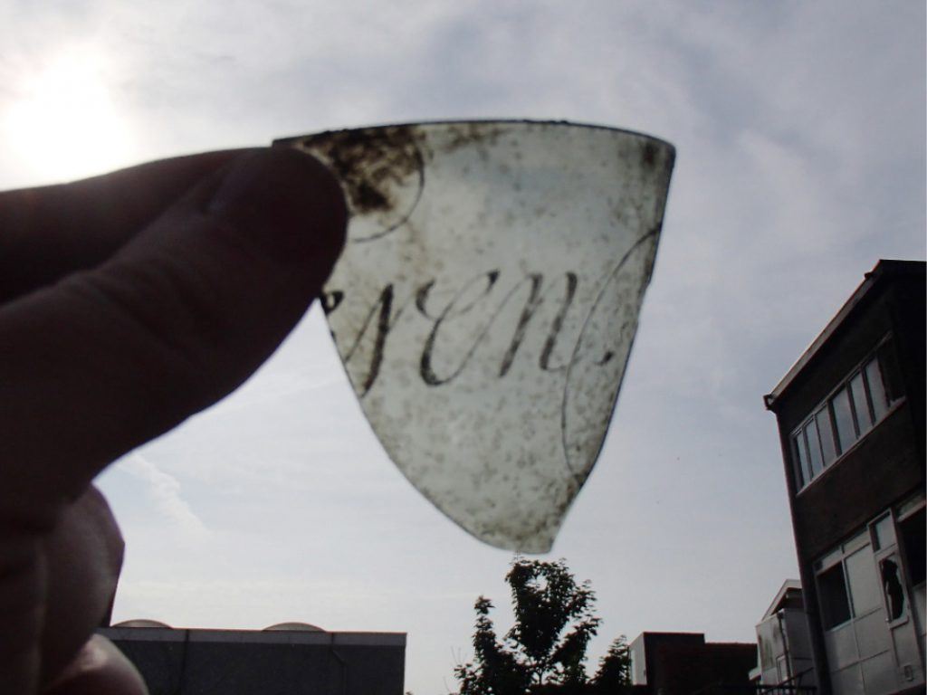 Het eerste fragment gegraveerd glas direct na de vondst in de beerput. Dit fragment haalde de landelijke pers. Maria Tesselschade