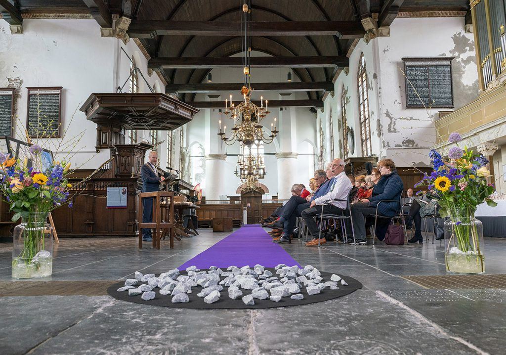 MUZIKALE VERTELLING ‘DE VIOOL VAN MIJN VADER’ DOOR ROBBERT DUIZEND, LOCO BURGEMEESTER MARCEL VAN ZON SCHENKT DE STENEN AAN BASISSCHOLEN DIE DOOR HET CORONAVIRUS AFWEZIG WAREN.