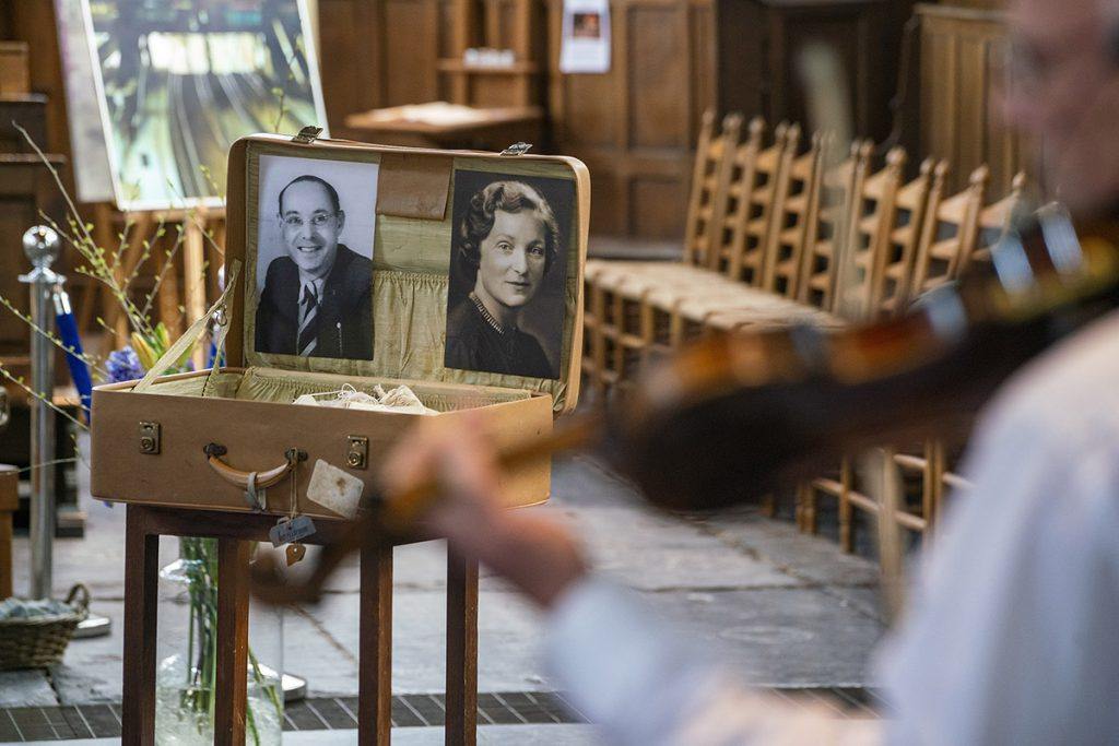 MUZIKALE VERTELLING ‘DE VIOOL VAN MIJN VADER’ DOOR ROBBERT DUIZEND, LOCO BURGEMEESTER MARCEL VAN ZON SCHENKT DE STENEN AAN BASISSCHOLEN DIE DOOR HET CORONAVIRUS AFWEZIG WAREN.