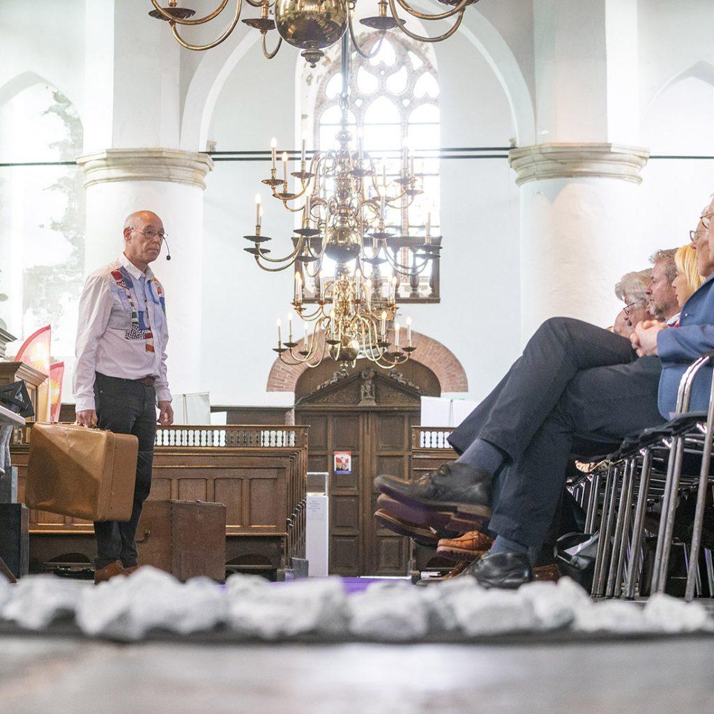 MUZIKALE VERTELLING ‘DE VIOOL VAN MIJN VADER’ DOOR ROBBERT DUIZEND, LOCO BURGEMEESTER MARCEL VAN ZON SCHENKT DE STENEN AAN BASISSCHOLEN DIE DOOR HET CORONAVIRUS AFWEZIG WAREN.