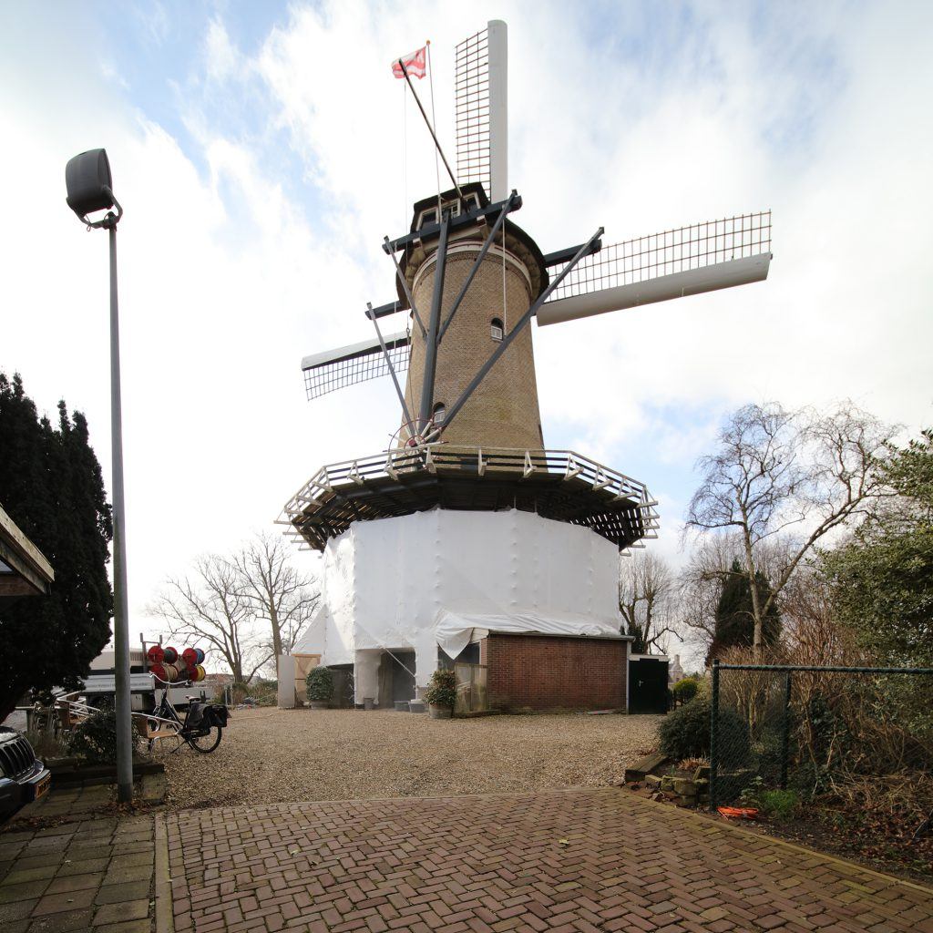 Molen van Piet met rokje, tijdens de restauratie van de bakstenen in 2021.