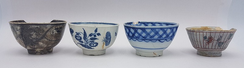 Vier voorbeelden van theekopjes gevonden in de Langestraat, van links naar rechts: waarschijnlijk Delfts industrieel, Worcester eerste periode, pearlware en een Delfts aardewerk product