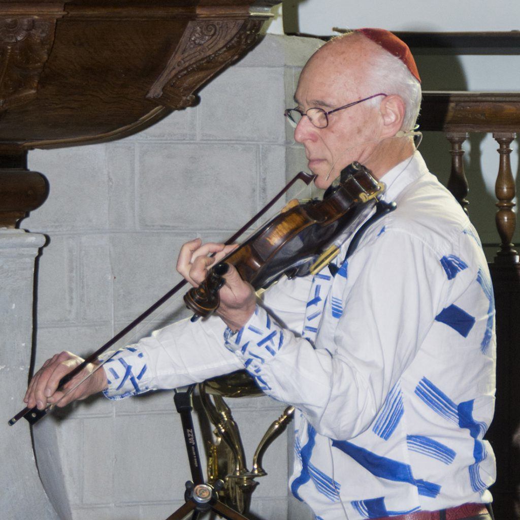 Robert Duizend vertelt het persoonlijke verhaal over het lot dat zijn ouders trof. Hij bespeelde daarbij zijn vaders viool. Foto: Marja Okx
