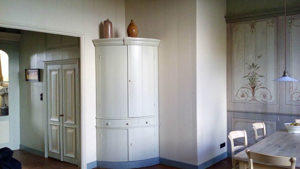 Ronde hoekkast van het Huis met de Arend in De Rijp. Gerestaureerd door Stefan Witteman en geschilderd door Arno Geerlings.