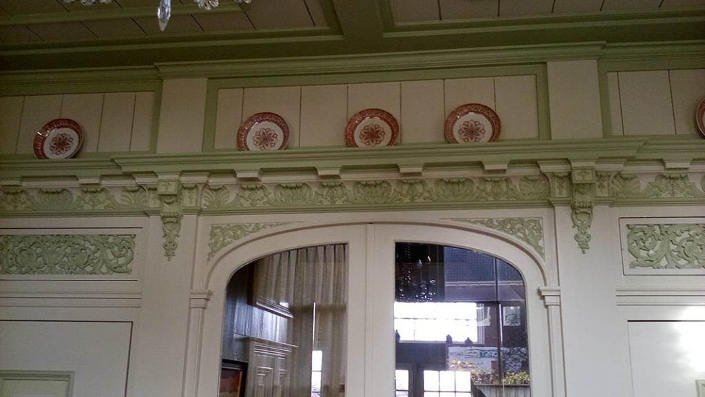 De voorkamer van het Huis met de Arend in De Rijp. Houten wanden en plafonds met rijk houtsnijwerk.