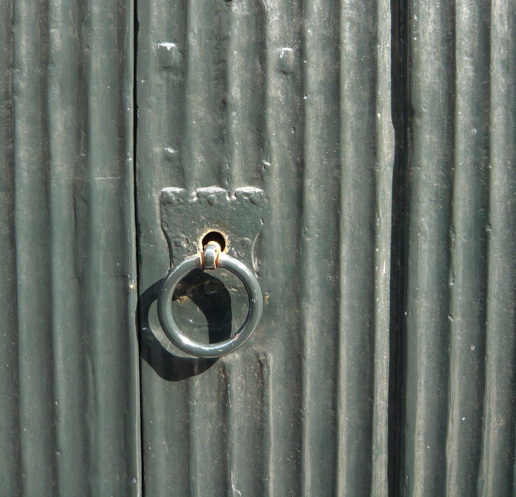 Detail van de poort die toegang geeft tot de Kapelkerk.