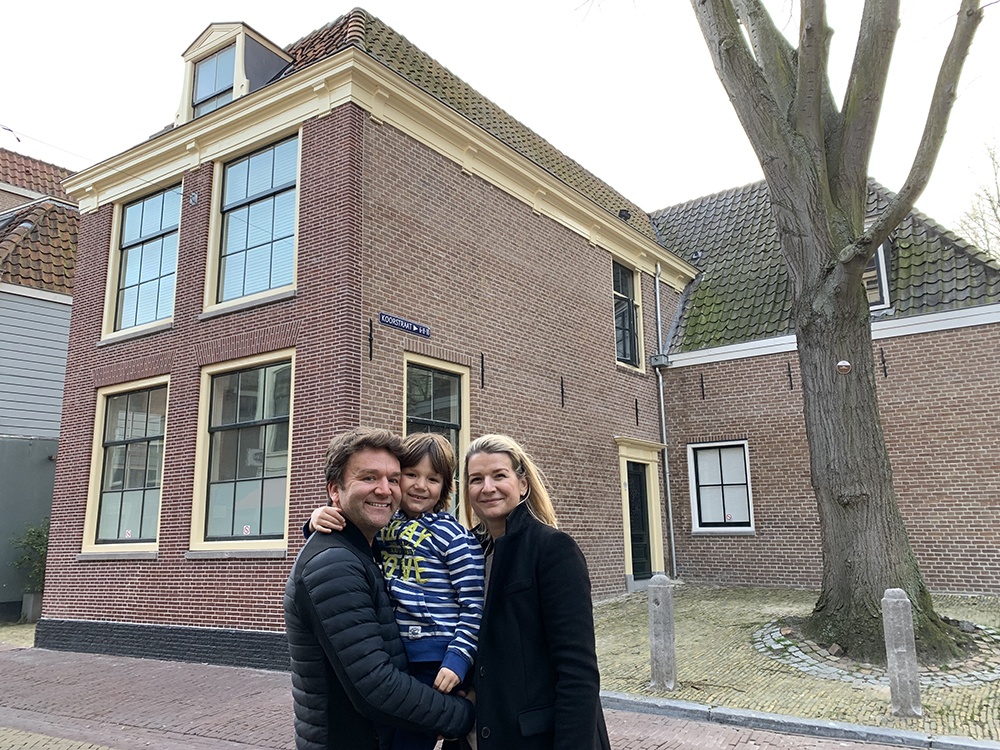 Marek, Monika en zoon Michael voor hun huis aan de Koorstraat