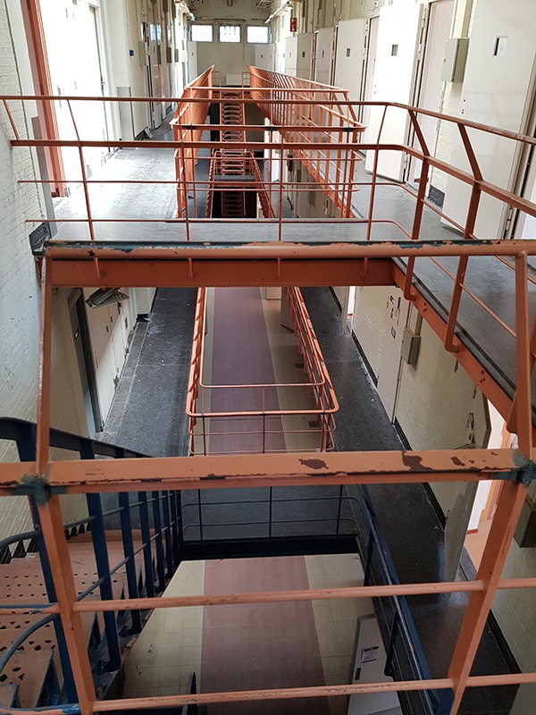 De karakteristieke gevangenistrappen met balustrades blijven gehandhaafd in het hotel