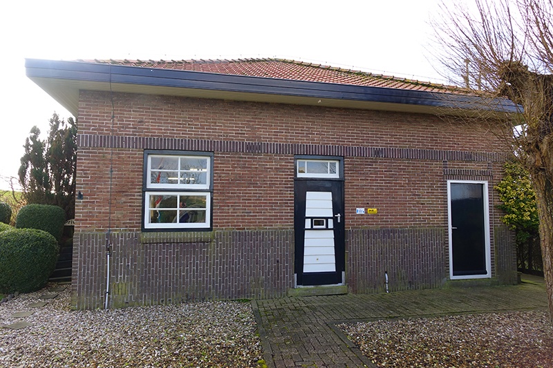 De ingang van het museum met een fraai vormgegeven deur