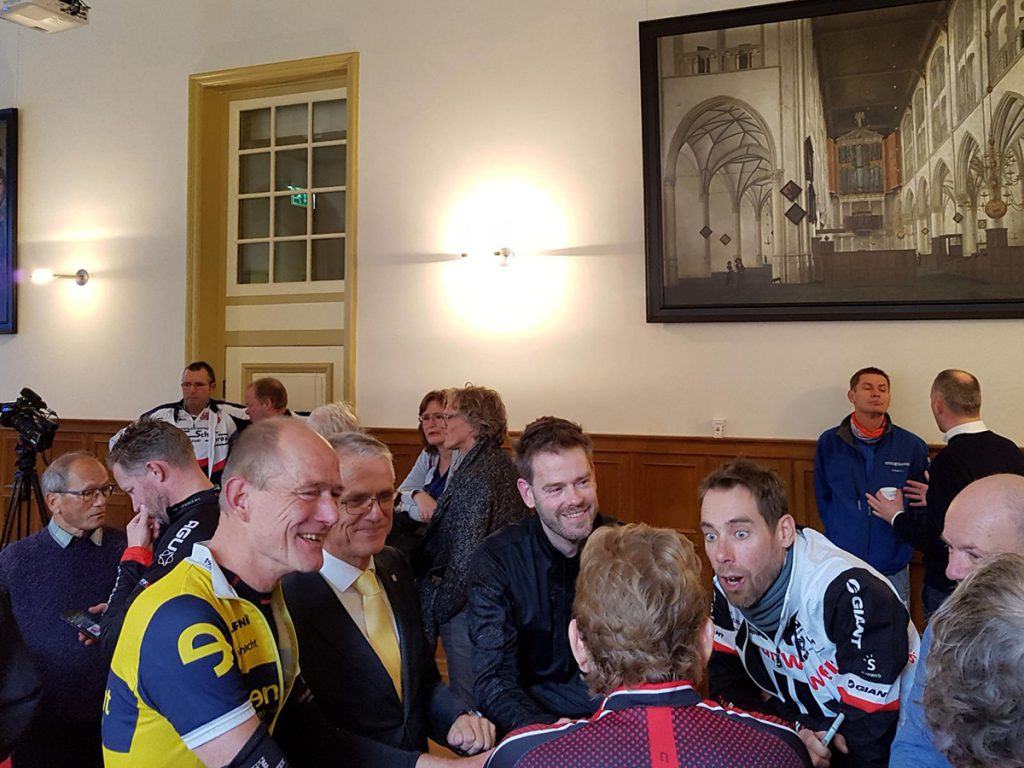 Wethouders Sport en Cultureel Erfgoed ontvingen het peloton bij het stadhuis. V.l.n.r.: Raadslid BAS Willem Peters, wethouder Sport Pieter Dijkman, wethouder Erfgoed Christian Braak en profwielrenner Laurens ten Dam. Foto Jan Jong.
