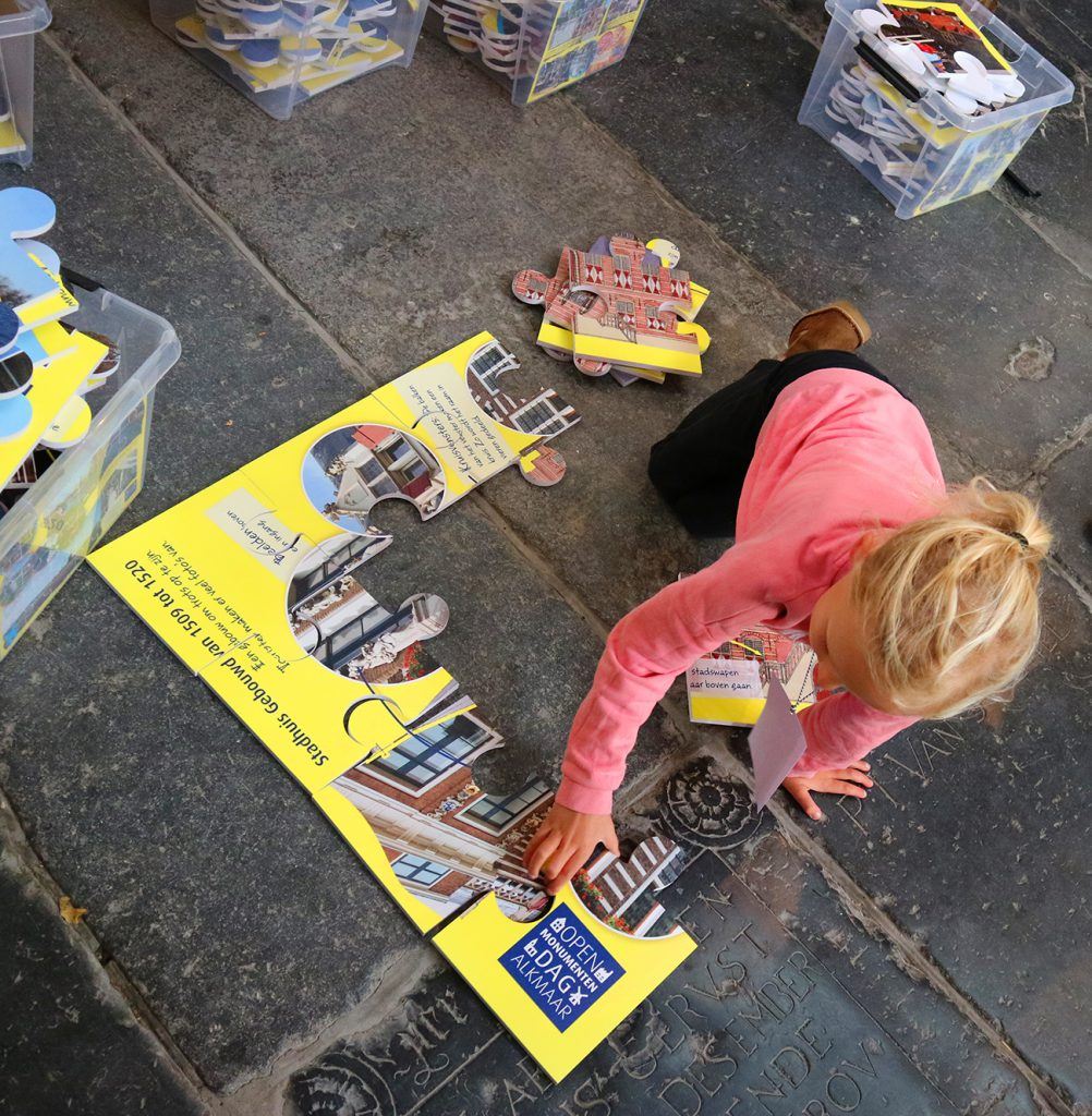 Reuzenpuzzels leggen bij de jeugdafvalmarathon in de Grote Kerk-6