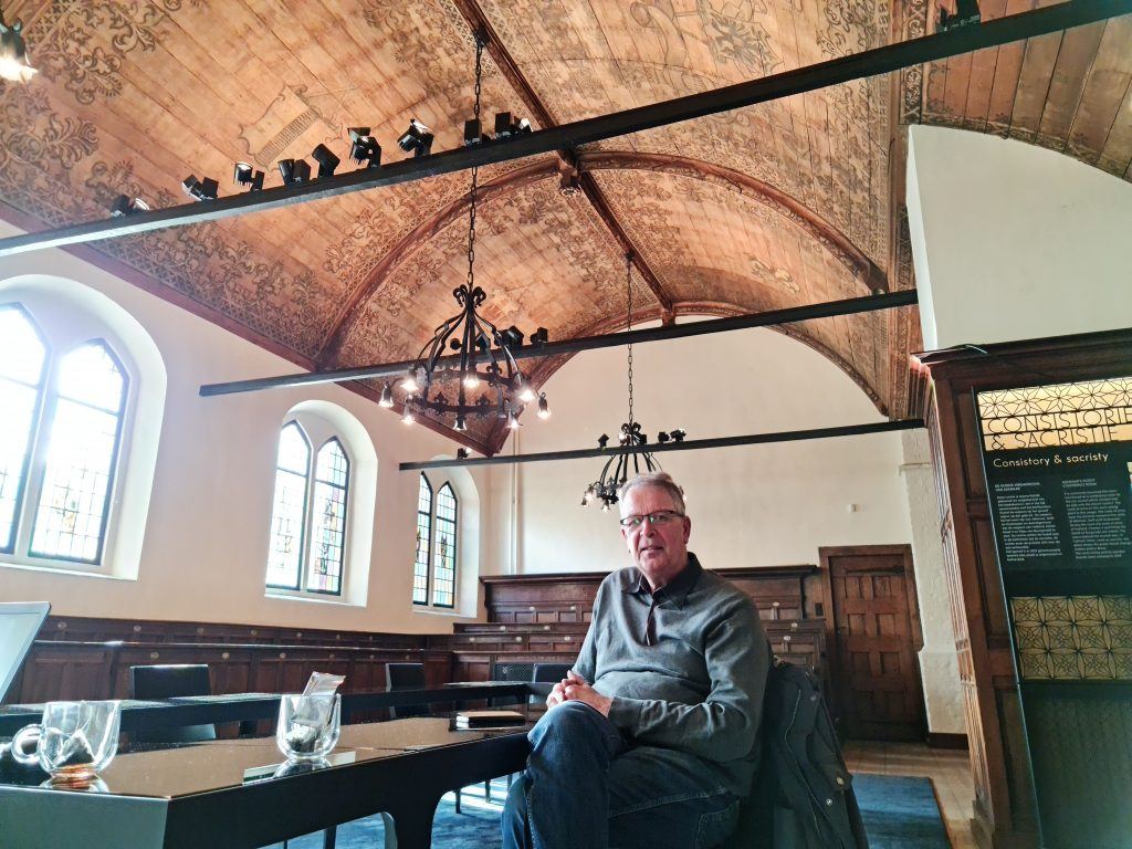 Bram Berkenpas onder het gerestaureerde plafond in de consistorie van de Grote Sint Laurenskerk