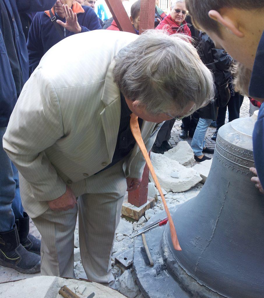 Fred Hoek inspecteert de tekst