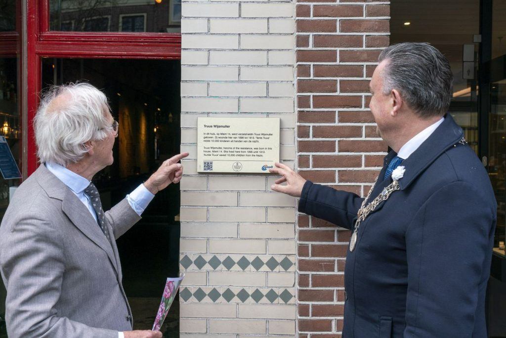 Onthulling gedenkplaat bij geboortehuis