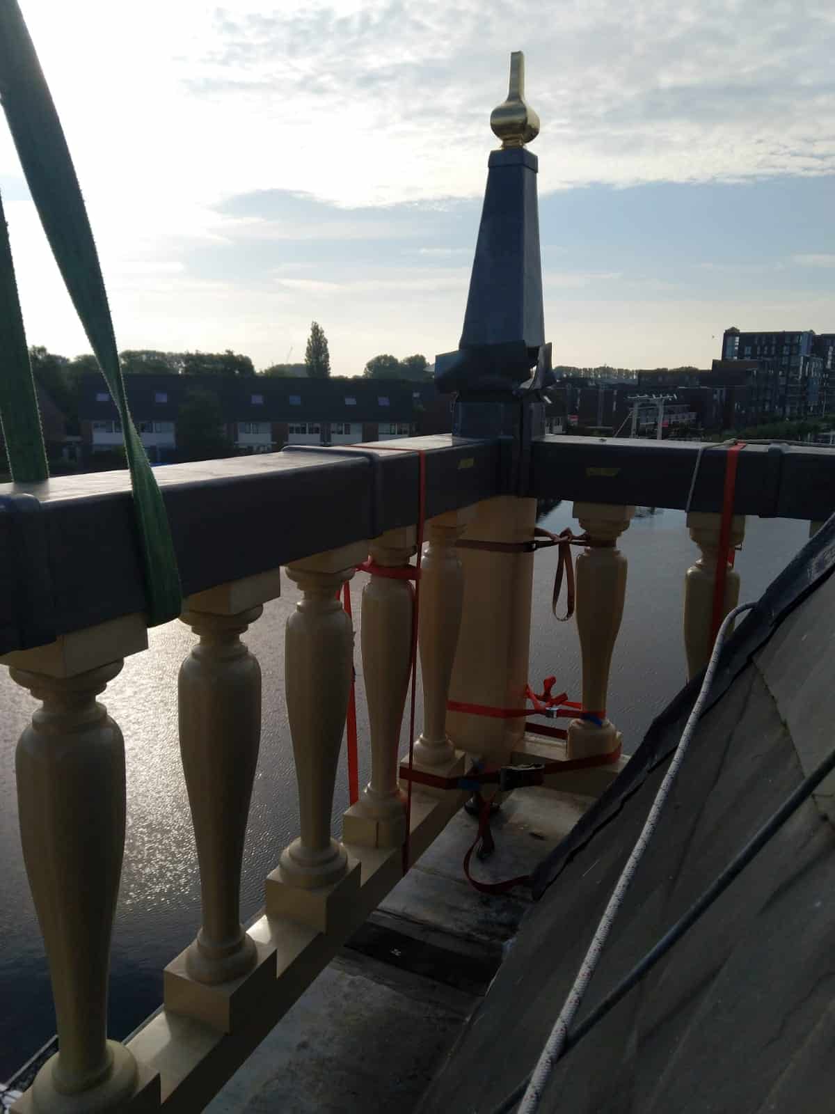 Ballustrade van de Accijnstoren met hoekpilaster.