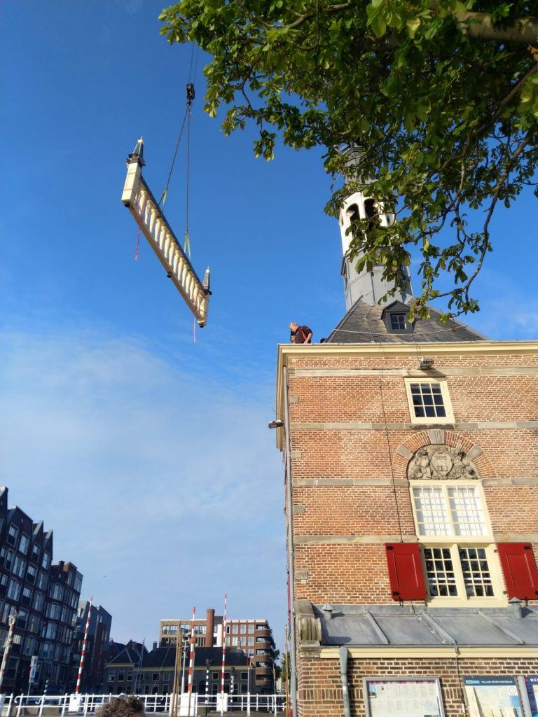 De gerestaureerde balustrade wordt terug geplaatst op Accijnstoren. Juni 2021.