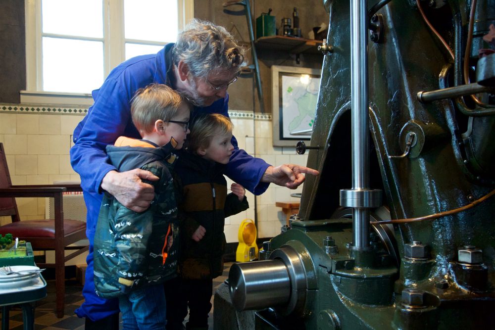 Dieselgemaal bezoek kinderen Foto Rob Verhagen