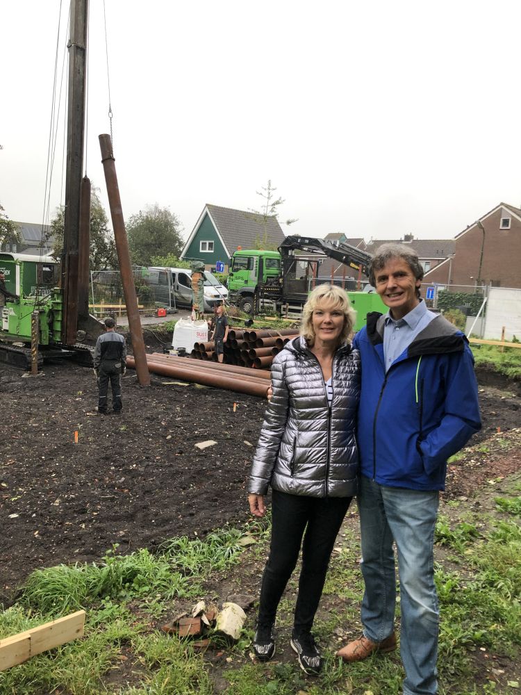 Mariët en Hans Geerlings voor aanvang van de bouw