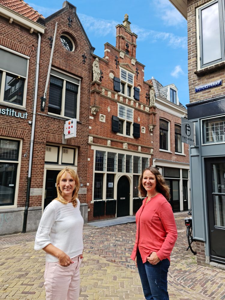 Simone van der Vlugt en Nancy de Jong voor het Koning-Willemshuis in de Pieterstraat