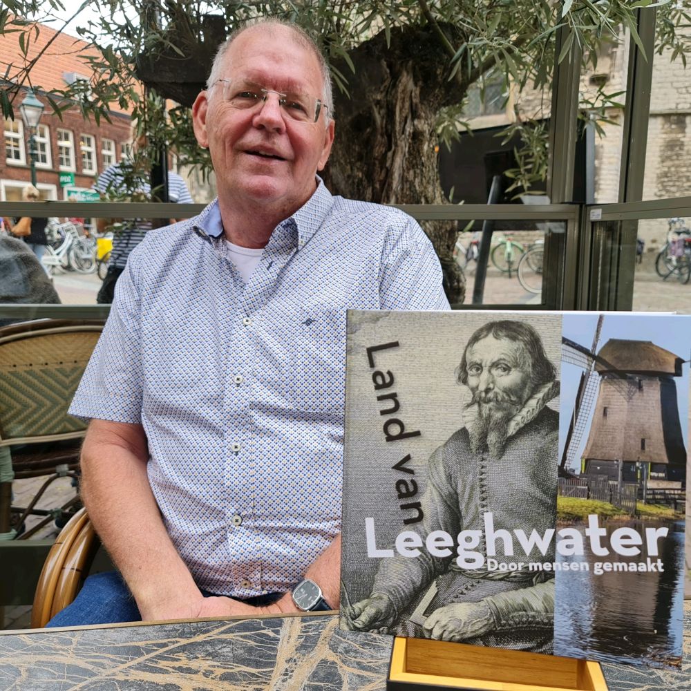Auteur Bob Kiel met zijn boek over Leeghwater