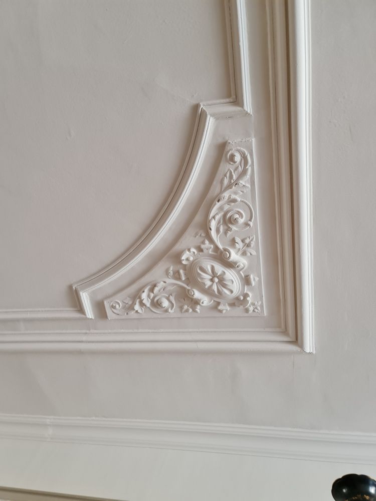 Detail van het herstelde sierplafond