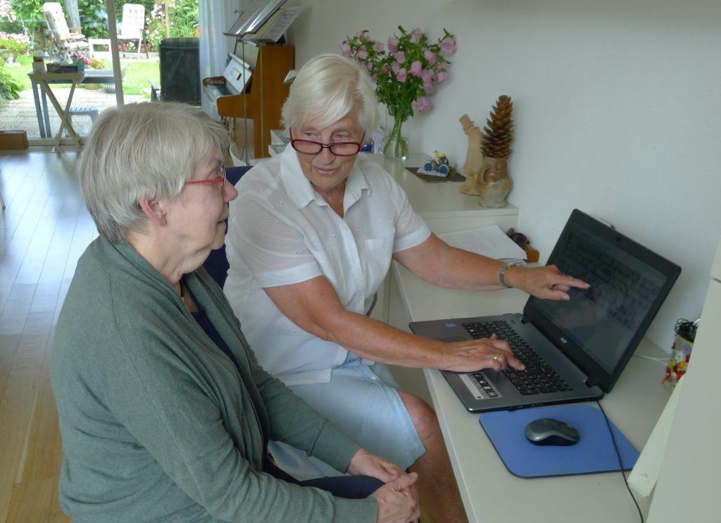 Emmy Reijngoud en Gery Baars van de transcriptiewerkgroep