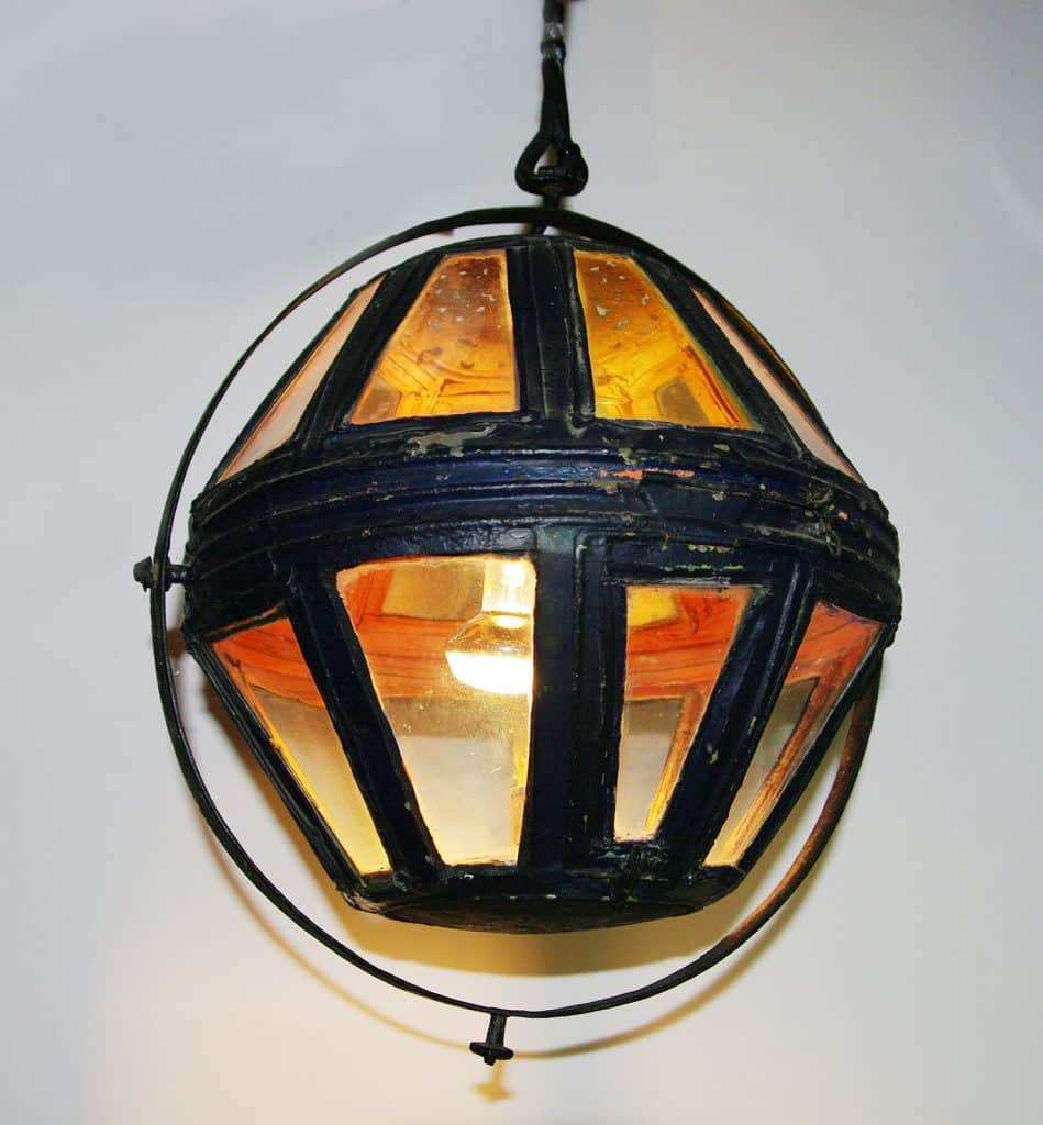 Scheepslamp in Raadhuis Graft.