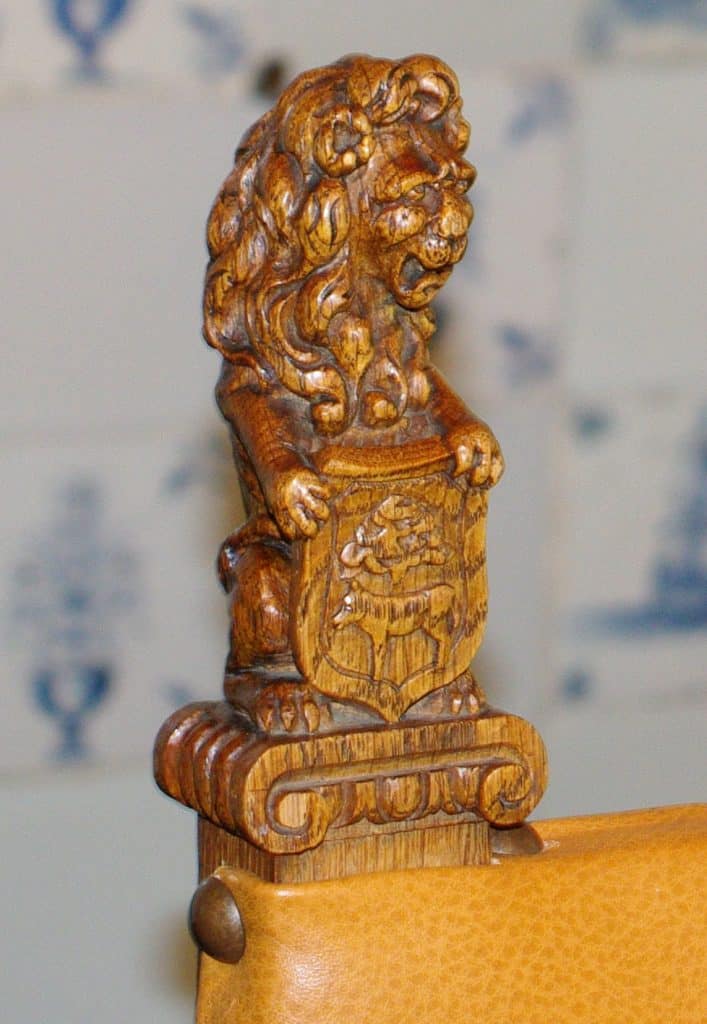 Detail met leeuw van de burgemeestersstoel in Raadhuis Graft