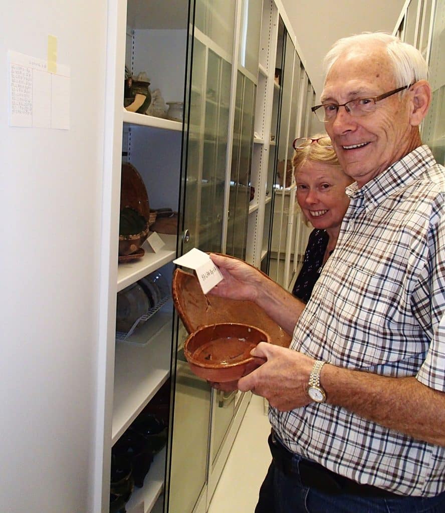 Schaven door Peter Bitter. Ger Ootes en Karin in archeologie depot