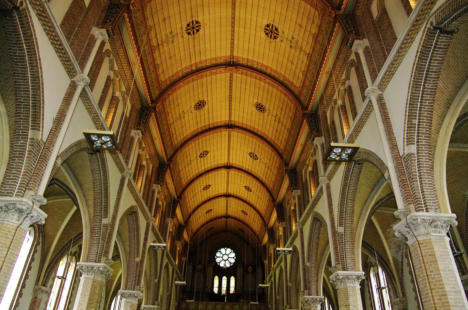 Gewelf plafond van de Sint Laurentiuskerk in Oudorp.