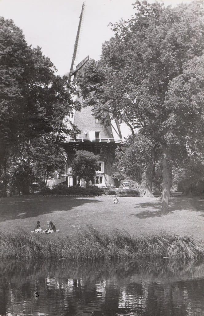 Molen van Piet, ofwel Molen de Groot gezien vanaf de Singel. Circa 1960.