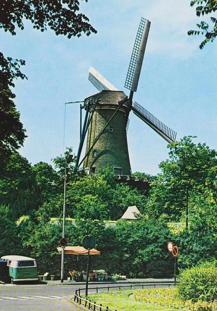 Molen van Piet, ofwel Molen de Groot. Op de voorgrond de telefoonbunker uit de Tweede Wereldoorlog. Circa 1975.