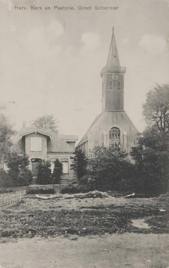 Prentbriefkaart van de (Hervormde) Dorpskerk en pastorie in Grootschermer. Circa 1910.