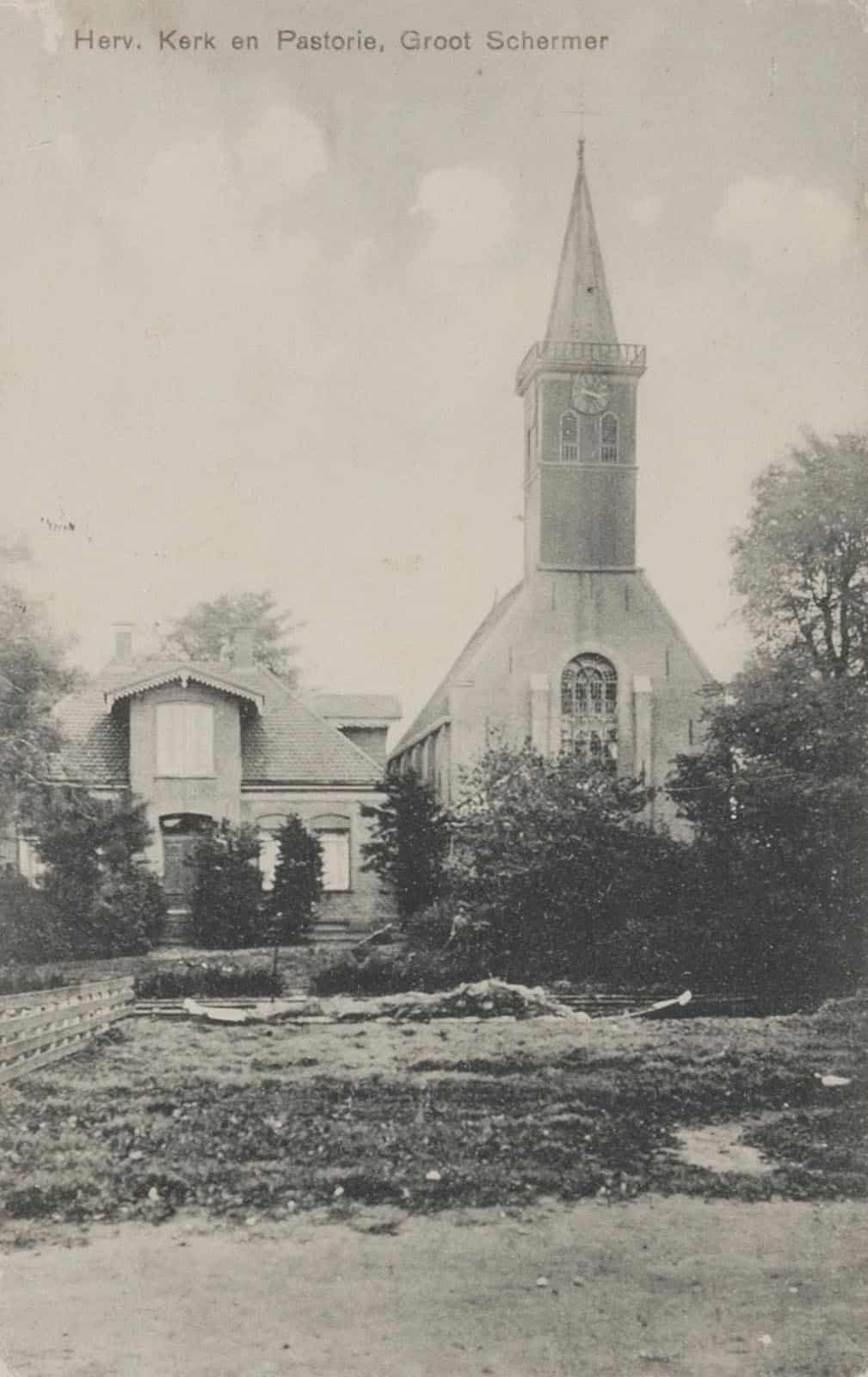 Prentbriefkaart van de (Hervormde) Dorpskerk en pastorie in Grootschermer. Circa 1910.