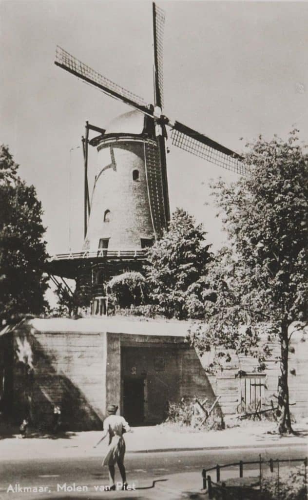 Prentbriefkaart met de Molen van Piet op het bolwerk aan de Kennemersingel. Circa 1946. Op de voorgrond de voormalige telefoonbunker aan het Ritsevoort.