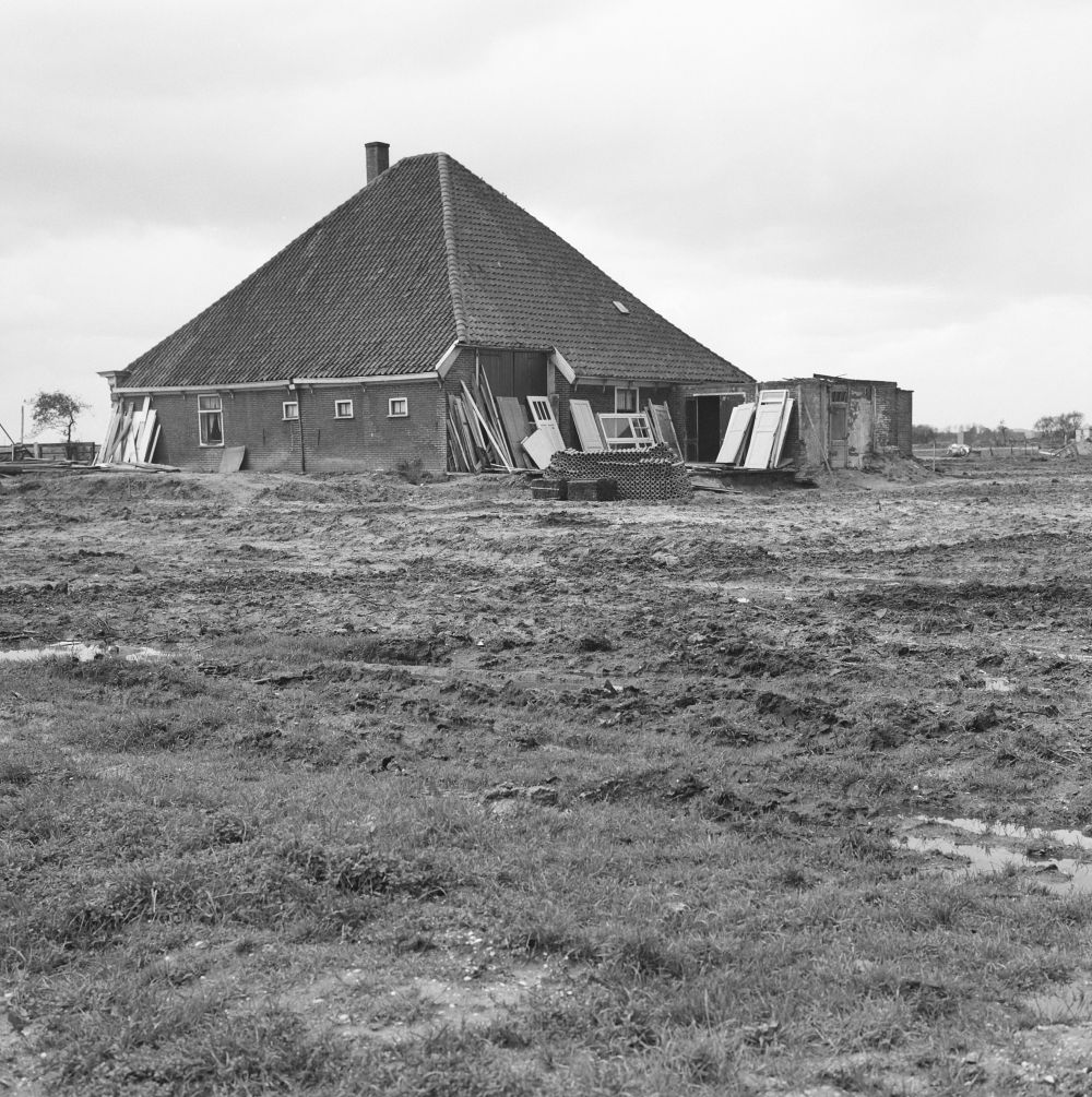 De afbraak van boerderijen na de ruilverkaveling, vlakbij Alkmaar