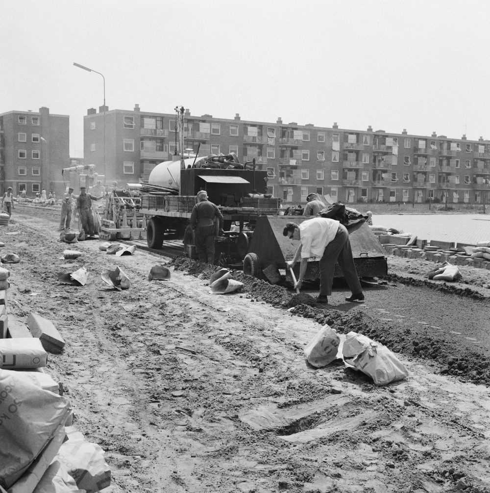 De aanleg van wegen. Hier de Koelmalaan in Alkmaar in 1963