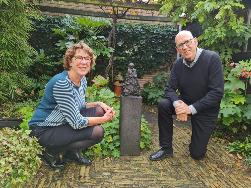 Anneke en Leen bij een minibeeld van Truus Wijsmuller