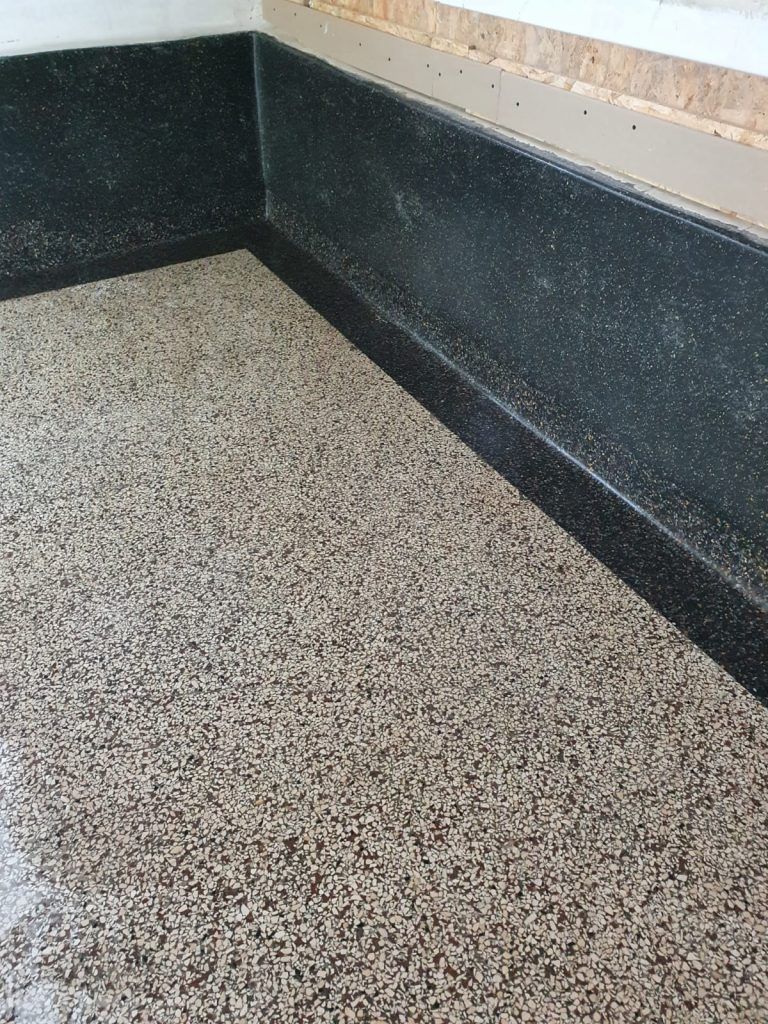 De granito vloer in de keuken is volledig opgeknapt